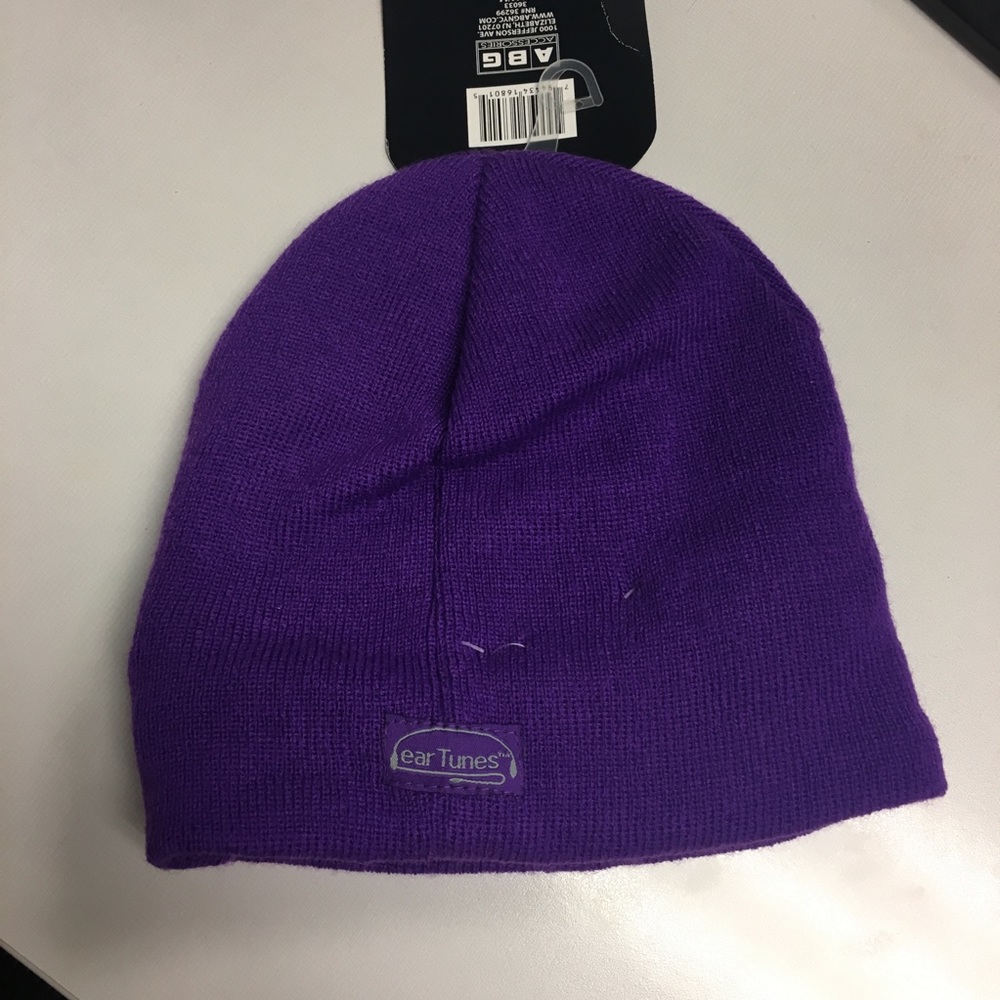 Eartunes Beanie NWT